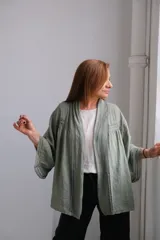 Kimono verde seco con detalles de encaje en los bordes y mangas anchas.