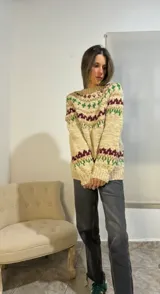 Sweater de lana merino con cuello redondo y diseño con motivos geométricos en tonos azul, marrón, naranja, verde y beige.