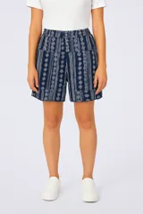 Short azul marino con estampado de líneas verticales y lunares blancos, cintura elástica y ruedo desflecado.
