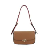 Bandolera color marrón con correa al hombro color rosa. Tiene un broche dorado con forma de labios y el logo de la marca en la parte inferior.