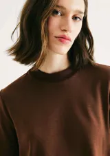 Remera marrón de manga corta con cuello redondo.