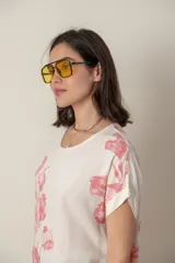 Blusa italiana de calce holgado, talle único, con cuello redondo y mangas cortas. Estampado de flores sobre fondo natural.