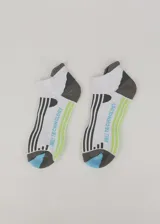 Par de medias tobilleras deportivas blancas con detalles en gris, negro, celeste y verde. Presentan rayas verticales en el empeine y texto 'PRILI TECHNOLOGY' en el lateral.