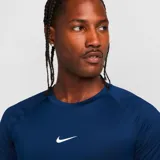 Camiseta ajustada para entrenamiento, color azul, con tecnología Dri-Fit para un secado rápido.