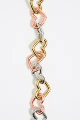 Collar de cadena con eslabones en forma de corazón, en tres tonos: dorado, plateado y cobre.
