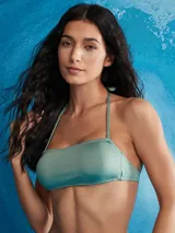 Top de bikini bandeau color negro, con tirantes finos removibles y copas removibles.