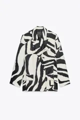 Blazer con estampado animal en blanco y negro, cuello solapa de muescas y manga larga acabada en abertura y botones. Bolsillos con solapa en delantero y de vivo en pecho. Cierre frontal cruzado con botones.