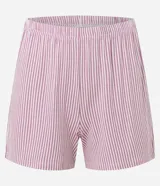 Conjunto de pijama corto compuesto por una blusa gris con cuello en V rosado, botones decorativos y encaje en las mangas cortas, y un short a rayas verticales rosadas y blancas con cintura elástica.