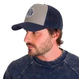 Gorro trucker de hombre con visera curva, frente color verde oliva con parche bordado y rejilla color beige.