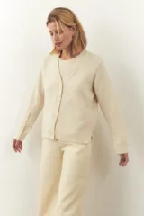 Cárdigan marrón de tejido de punto industrial con escote en V, combinación de puntos y botones en las mangas.