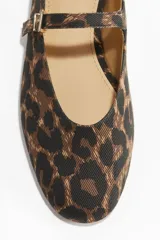Ballerinas estilo guillerminas con estampado animal print, punta almendrada, tira ajustable sobre el empeine con hebilla metálica y taco de 0,8 cm.