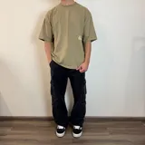 Pantalón jean cargo negro con corte holgado y múltiples bolsillos.