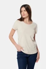 Remera azul de algodón y poliéster, de corte recto, cuello redondo y manga corta.