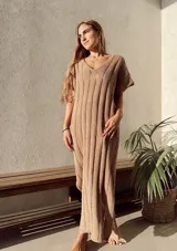 Vestido largo color beige, de tejido calado, escote en V, manga corta y corte holgado.