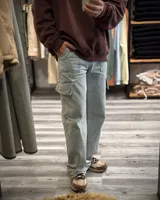 Pantalón cargo de jean celeste con corte holgado y bolsillos laterales.
