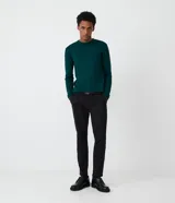Suéter gris oscuro de viscosa con textura acanalada vertical, cuello redondo y mangas largas con puños ajustados.