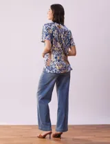 Blusa de algodón estampada marca Cupio, con cuello a la base y manga corta.