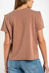 Remera color ladrillo de algodón con calce al cuerpo y mangas cortas.