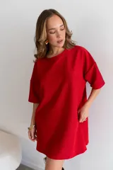 Vestido corto tipo remerón color rojo, confeccionado en lurex con lycra y mangas cortas.