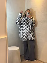 Canguro oversize con capucha, de tela suave con estampado animal print en tonos azul, negro y blanco.