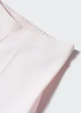 Pantalón de vestir color rosa pálido, de corte recto y tiro alto.