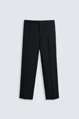 Pantalón de vestir negro slim fit confeccionado en tejido de lana de origen italiano. Cuenta con bolsillos frontales y traseros de vivo con botón. Cierre frontal con cremallera y botón. Colección especial Origins.