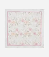 Pañuelo cuadrado de satén color blanco con estampado floral en tonos rosa y verde, y borde liso color rosa.