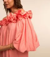 Vestido midi de viscosa color salmón, con escote hombro a hombro con volados y mangas globo.