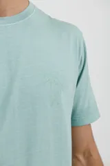 Remera verde de algodón, de corte recto y manga corta.