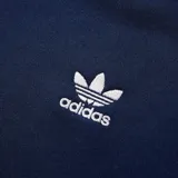 Campera Adidas de poliéster azul marino con cierre frontal, cuello alto y tres rayas blancas en mangas y hombros.