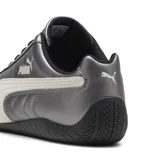 Championes Puma Speedcat Metallic color gris metalizado con detalles en blanco y negro. Zapatillas de estilo deportivo con silueta de perfil bajo, cordones negros y logo de Puma en el lateral y la puntera.