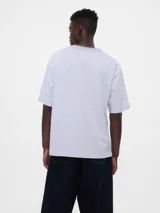Remera azul marino de corte holgado con bolsillo en el pecho y bordado de Mickey Mouse.
