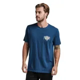 Remera azul de manga corta con cuello redondo y estampado pequeño en el pecho.