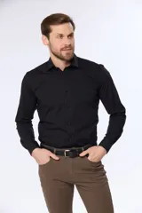 Camisa blanca entallada de vestir, de manga larga y cuello clásico.