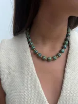 Collar corto de múltiples hilos con cuentas de cerámica esmaltada de colores y detalles dorados.