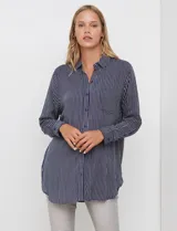 Camisa azul a rayas de corte relajado, con cuello con solapa y botones en la parte delantera.