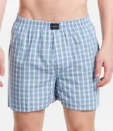 Calzoncillo boxer de tela tricolina con estampa de cuadros azules y blancos, cintura elástica con logo de la marca.