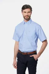 Camisa celeste a rayas verticales, de manga corta, con cuello abotonado, bolsillo en el pecho y logo bordado.