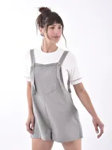 Mono corto color gris, con tirantes y botones de madera.