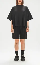 Bermuda negra de algodón con cintura elástica, cordón ajustable con texto bordado y bolsillos laterales.