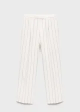 Pantalón de vestir de tiro medio, color blanco con rayas verticales negras, de corte wide leg y largo hasta el tobillo. Cierre frontal con botón, gancho y cremallera oculta. Con bolsillos laterales y trabillas para cinturón.