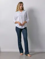Blusa blanca de modal, marca Ruby Rd. Cuello a la base, escote en V bordado con flores. Manga ¾ amplia con puño fruncido.