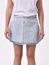Minifalda celeste de jean con efecto lavado.