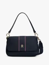 Cartera de hombro Tommy Hilfiger color azul marino, con correa de hombro y correa bandolera extraíble. Presenta una franja vertical con el logo de la marca en el centro.