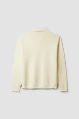 Sweater de tejido de punto color crudo, con cuello polo, cierre frontal con cremallera y mangas largas.