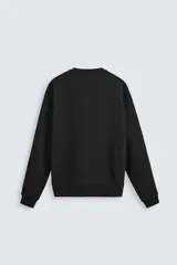 Sudadera azul marino de cuello redondo y manga larga, corte relaxed fit y terminaciones en rib.