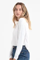 Remera blanca de manga larga con escote en V.