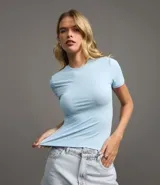 Blusa de poliamida celeste, de corte ajustado y manga corta.