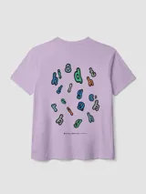 Camiseta blanca de algodón orgánico con corte oversize, estampado de un mosquetón azul y texto en el lateral superior izquierdo y estampado en la espalda.