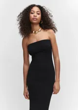 Vestido midi negro ajustado al cuerpo, sin mangas y escote recto.
